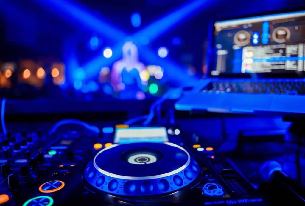 DJ profesional con iluminación, pista de baile tipo ajedrez y audio Pro Standard para matrimonios, celebraciones y eventos corporativos.