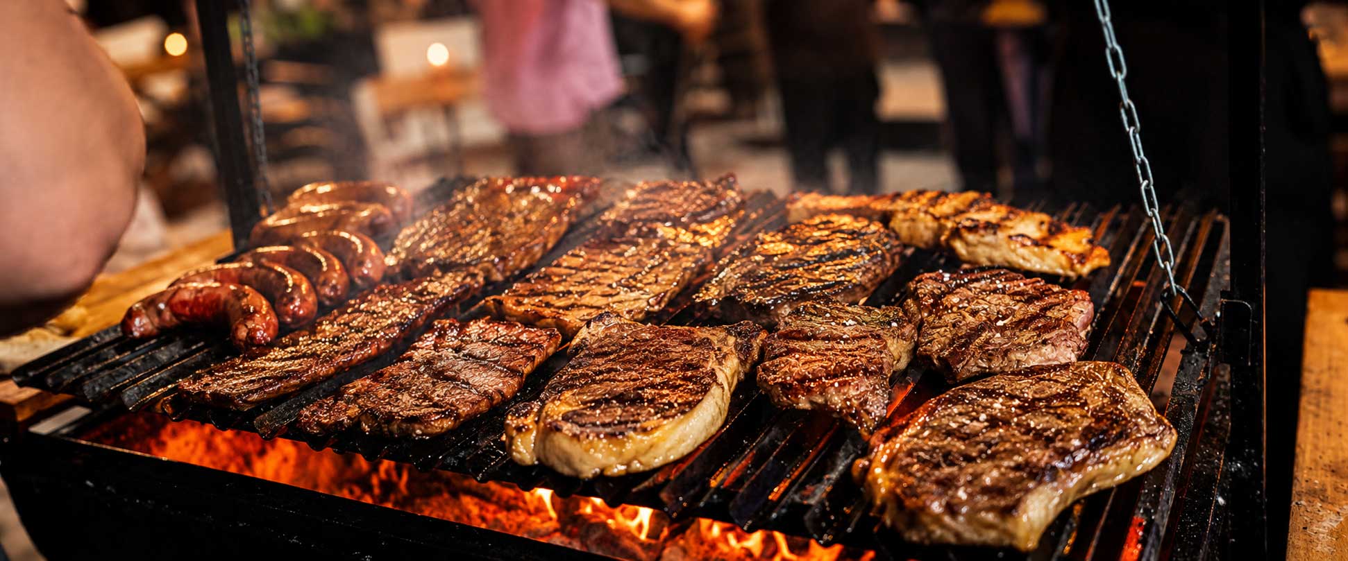 Asado Arriero para eventos en Espacio Terra con maestro parrillero, cortes seleccionados, longanizas artesanales y verduras asadas.