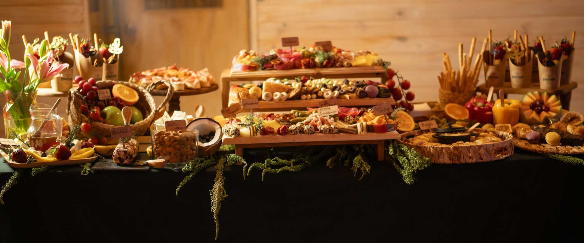 Mesón de charcutería con quesos, frutas, fiambres y bocados gourmet para eventos, celebraciones y cocktails.