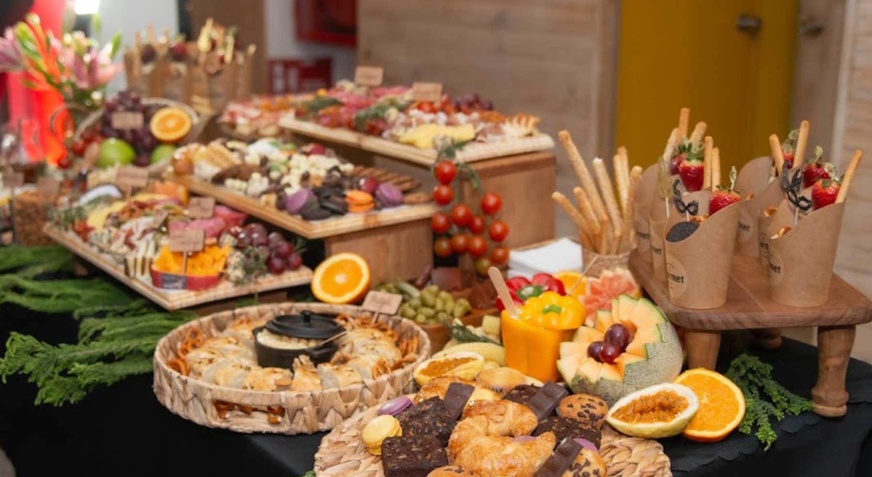 Mesón dulce con frutas, postres, bocados y presentación decorativa para eventos familiares, cumpleaños y celebraciones.